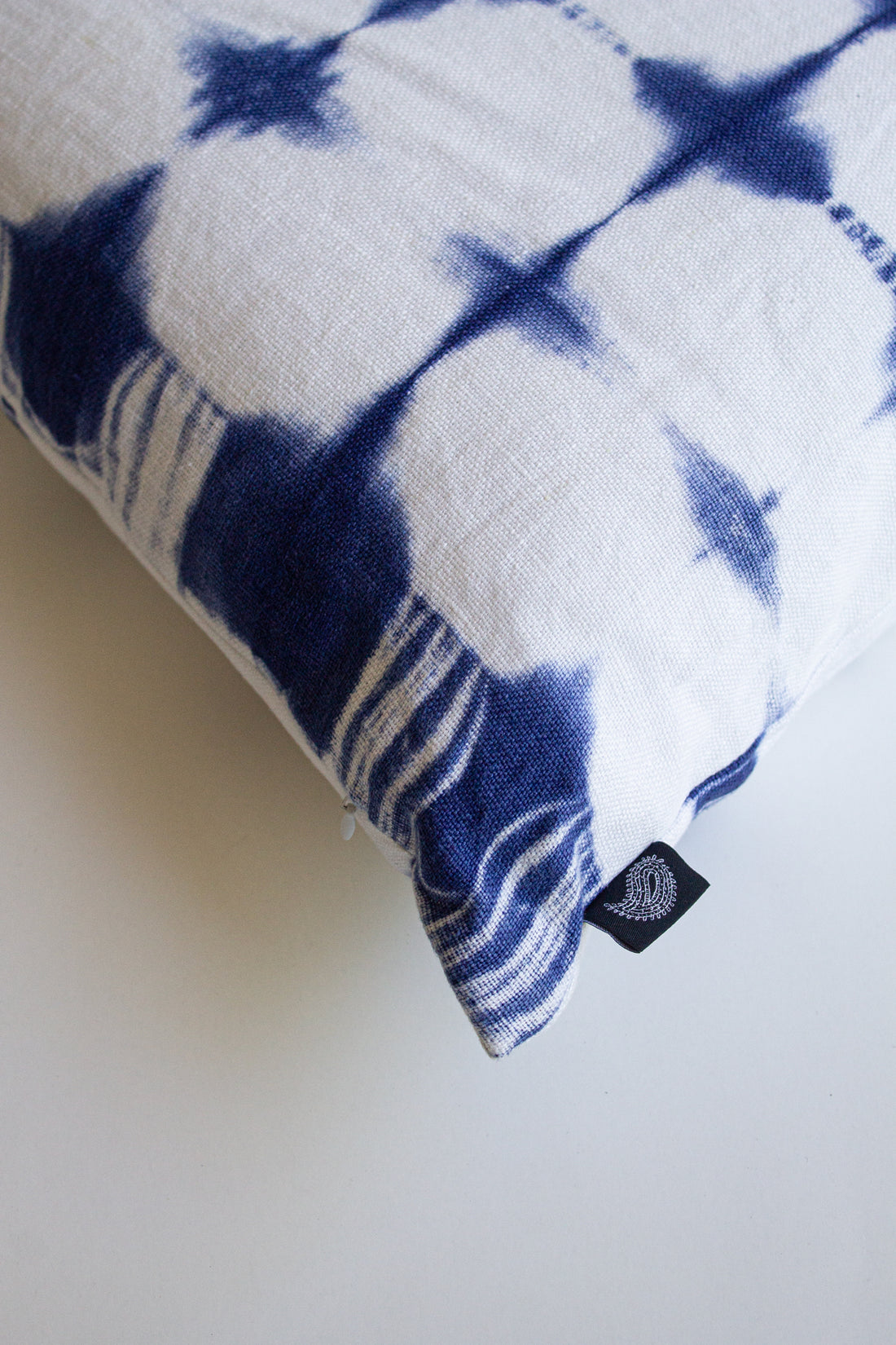 Set 2 Cojines Lino Tinta en Azul Shibori by Paula Délano