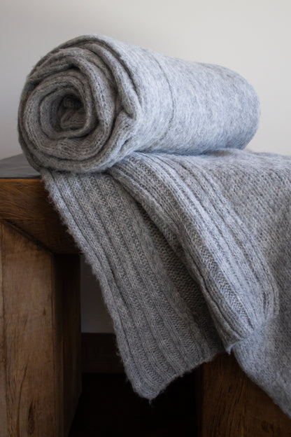 Manta Alpaca Suri Peinada Gris Perla 140x190 cms
