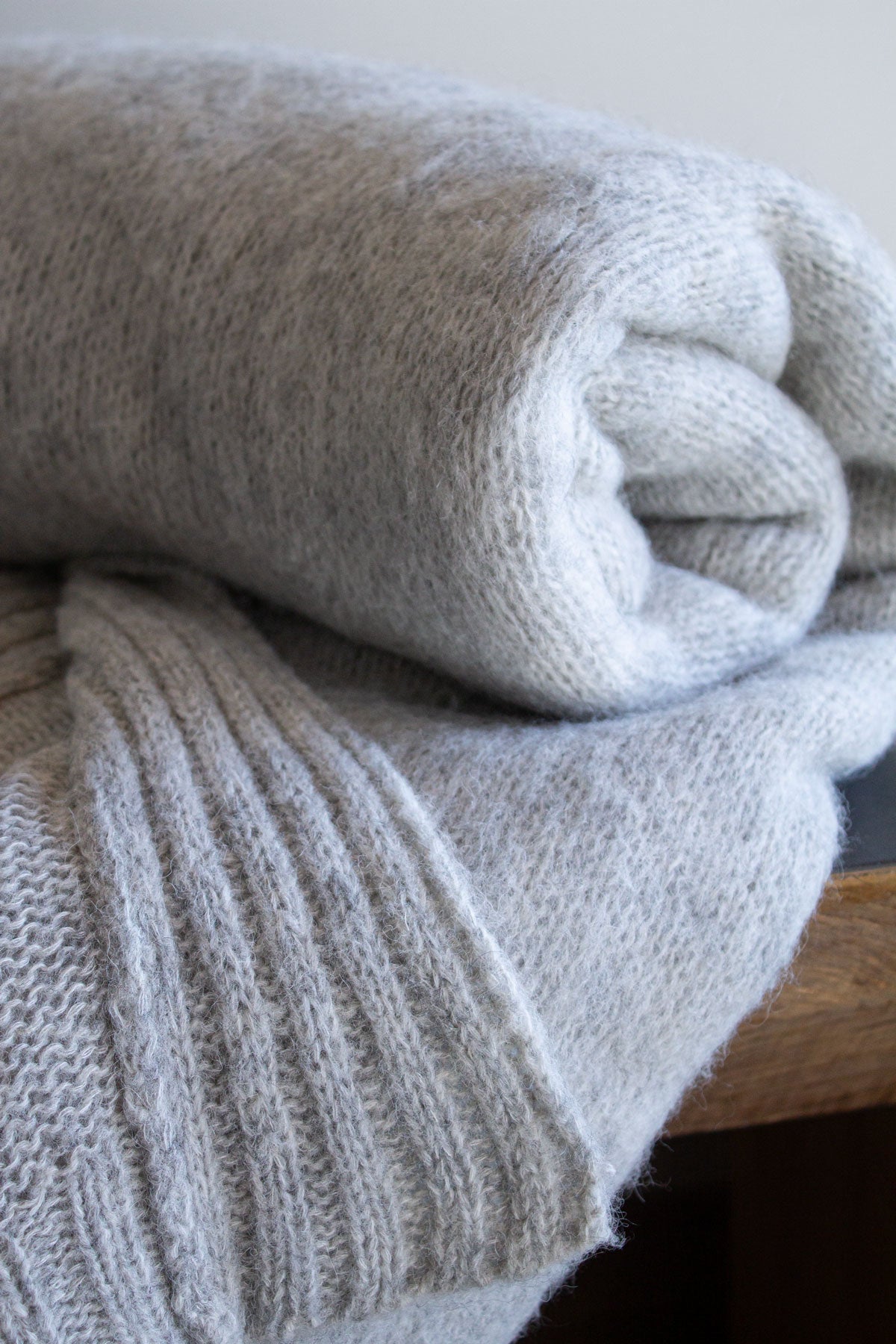 Manta Alpaca Suri Peinada Gris Plata 140x190 cms